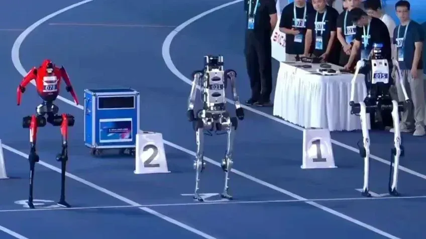 Robôs chineses quebram recorde de velocidade, mas não desviam de obstáculos
